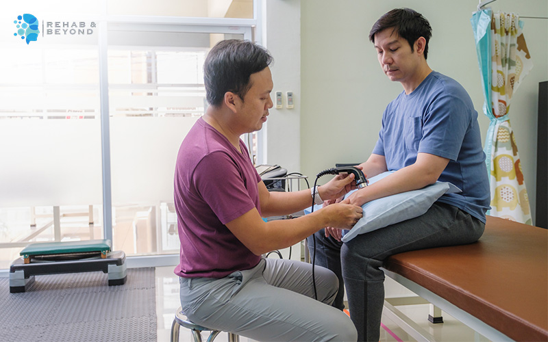 Physiotherapist using ultrasound therapy